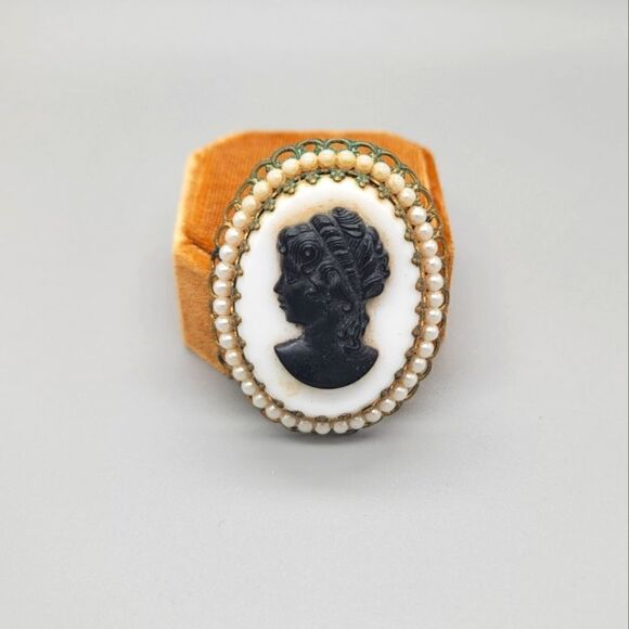 UNBRANDED Vintage Cameo Brooch - Picture 1 of 5